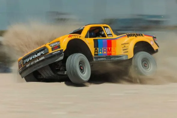 MOJAVE 6S 4X4 BRUSHLESS ED. LIMITATA - RTR DESERT TRUCK 1:7 - GIALLO