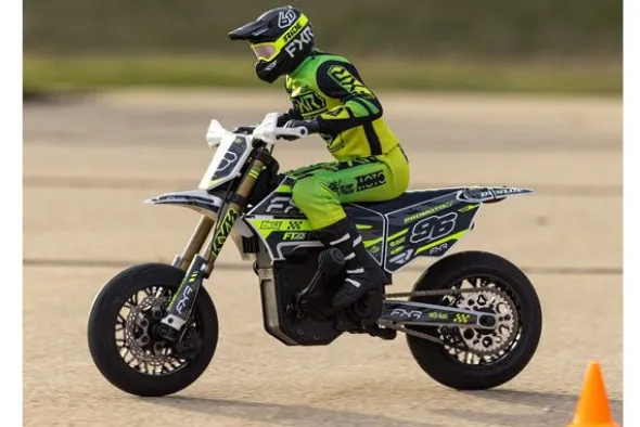 PROMOTO SM FXR SUPERMOTO + BATTERIA E CARICABATTERIA - RTR MOTO 1:4 BIANCO
